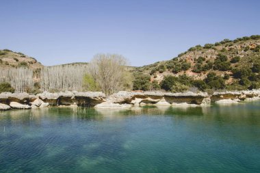 La Lengua Lagunas de Ruidera 'daki Travertine kayalıkları.