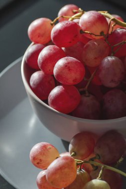 Kasede bir demet kırmızı üzüm, yakın çekim manzaralı. 