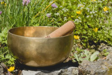 Tibet şarkı kasesi yedi metalden yapılmıştır. 