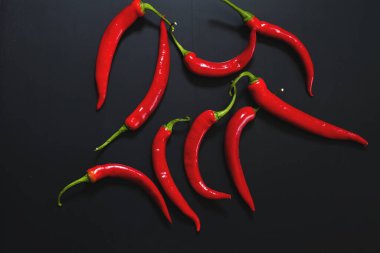 Siyah arka planda baharatlı kırmızı biber. 