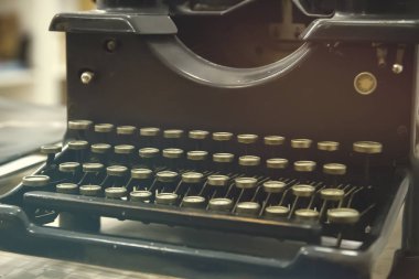 Eski daktiloda yakın plan görünümü, anahtar sözcük ayrıntıları