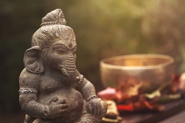 Ganesha Jumaluus Kivi Patsas Laulu Kulho Taustalla — kuvapankkivalokuva