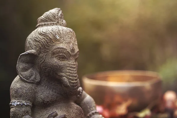 Ganesha Deity Stone Statue Singing Bowl Background — Stock Photo, Image