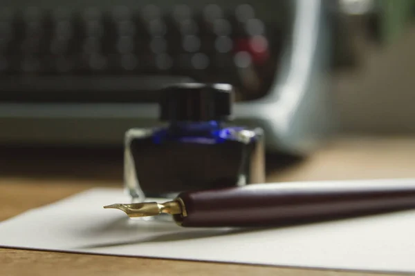 Tinta Biru Botol Dengan Pensil Penulis Alat Latar Belakang — Stok Foto