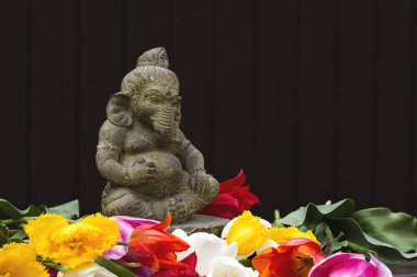 Çiçekli Ganesha taşı heykeli, Hindu panteon tanrısı.