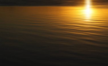 Golden sunset bulvarında bir göl 