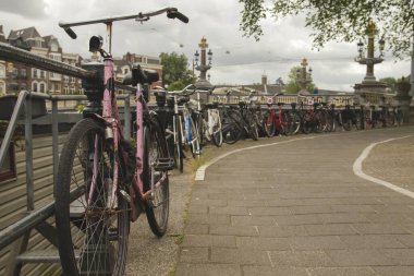 Amsterdam 'da park etmiş motosikletler 