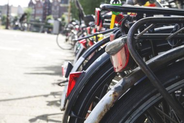 Amsterdam 'da park edilmiş motosikletler 