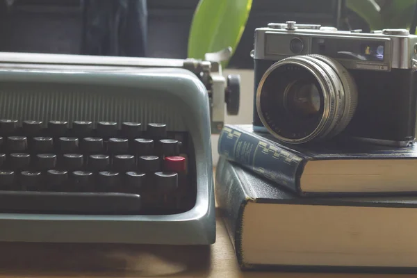 Gammal Vintage Skrivmaskin Med Kamera Och Böcker — Stockfoto