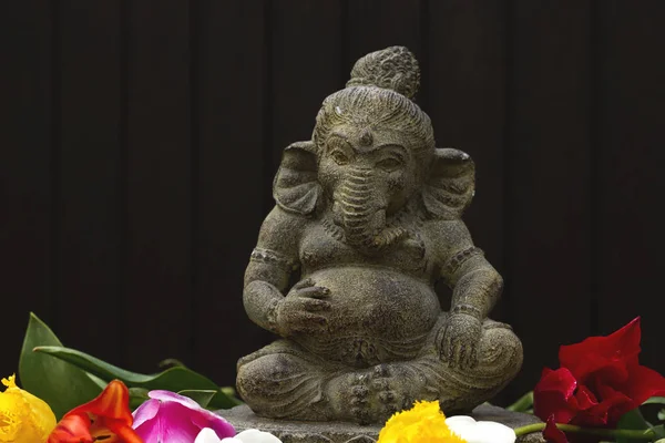Ganesha Stenen Standbeeld Met Bloemen Hindoe Pantheon God — Stockfoto