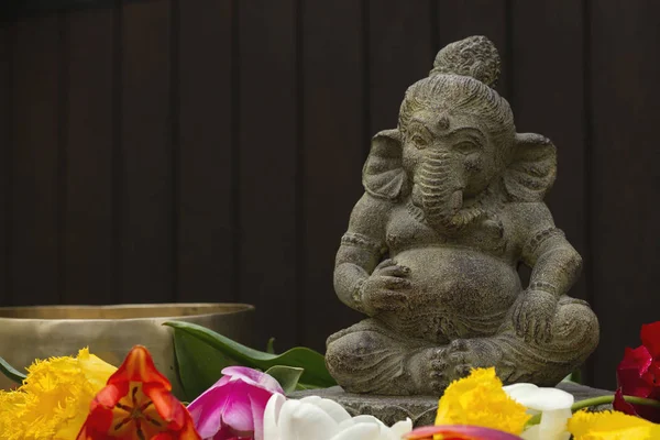 Estatua Piedra Ganesha Con Flores Dios Panteón Hindú — Foto de Stock