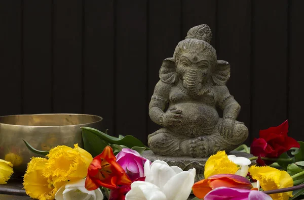 Estatua Piedra Ganesha Con Flores Dios Panteón Hindú — Foto de Stock