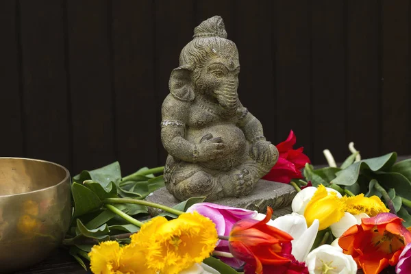 Estatua Piedra Ganesha Con Flores Dios Panteón Hindú — Foto de Stock