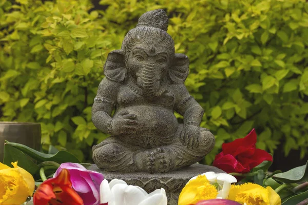 Estatua Piedra Ganesha Con Flores Dios Panteón Hindú — Foto de Stock