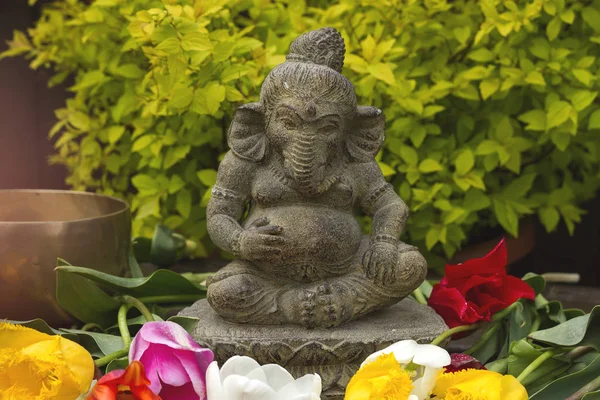 Estatua Piedra Ganesha Con Flores Dios Panteón Hindú — Foto de Stock