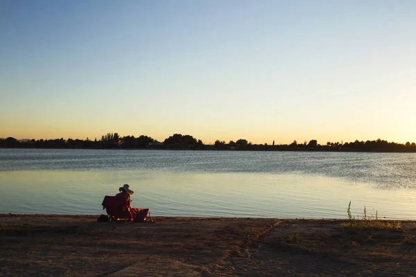 Жінка Розслабляється Озері Заході Сонця — стокове фото