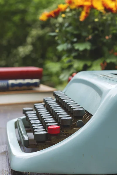 Skrivbord Trädgården Med Blå Skrivmaskin — Stockfoto