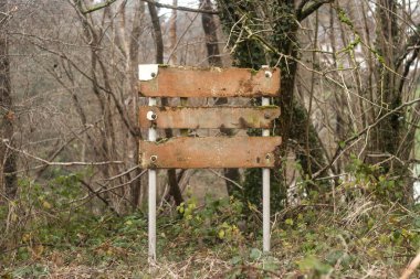 Ormandaki eski ilan tahtası