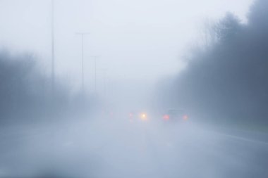 Sis ve yağmurla otoyolda trafik