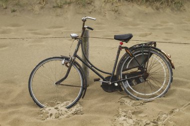 Sahilde eski bir bisiklet.