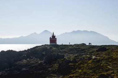 Punta Robaleira 'daki eski kırmızı deniz feneri, Pontevedra, İspanya
