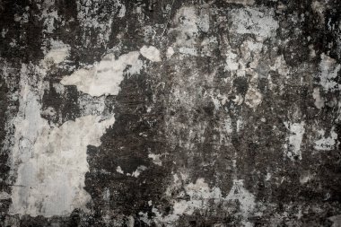 Kırık ilan panosu duvarında kağıt parçaları var.