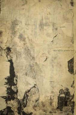 Kırık ilan panosu duvarında kağıt parçaları var.