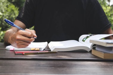 Delikanlı not alıp duruyor.