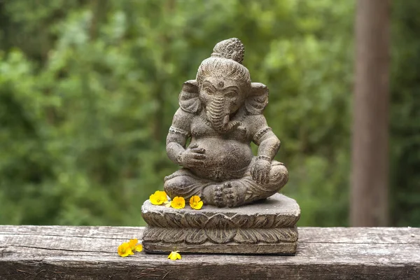 Stenen Standbeeld Van Ganesha Met Gele Bloemen — Stockfoto