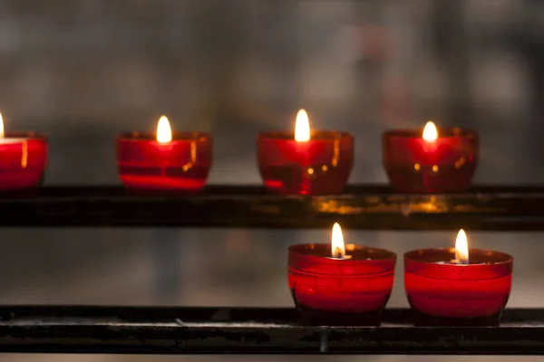 Rote Kerzen Einer Kirche — Stockfoto