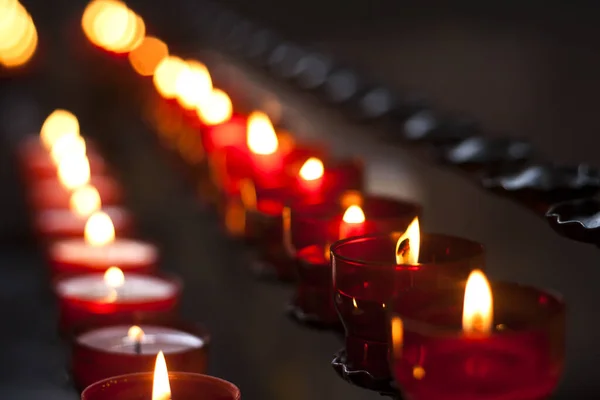 Rote Kerzen Einer Kirche — Stockfoto