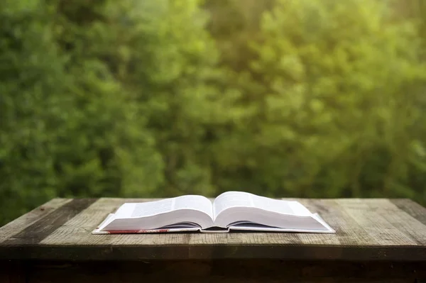 Geöffnetes Buch Auf Einem Hölzernen Gartentisch — Stockfoto