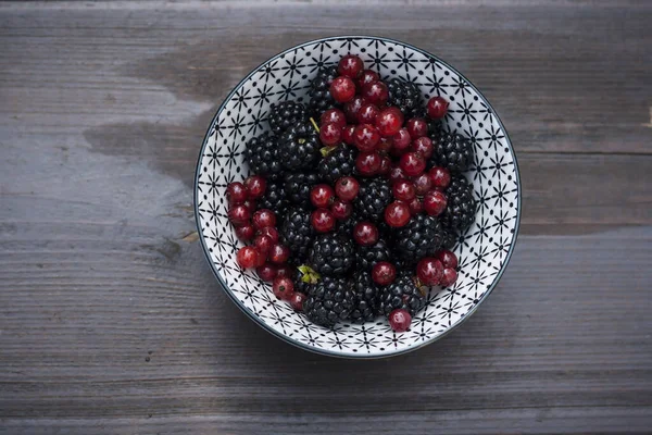 Bowl Wild Backberries Redcurrants Wooden Table — Stock Photo, Image