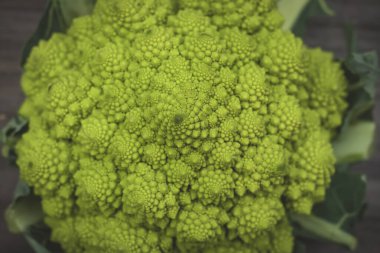 Logaritmik spiralli ve Fibonacci nu olan Romanesco karnabahar