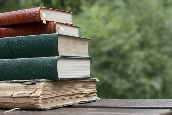 Oude Boeken Een Tuintafel — Stockfoto