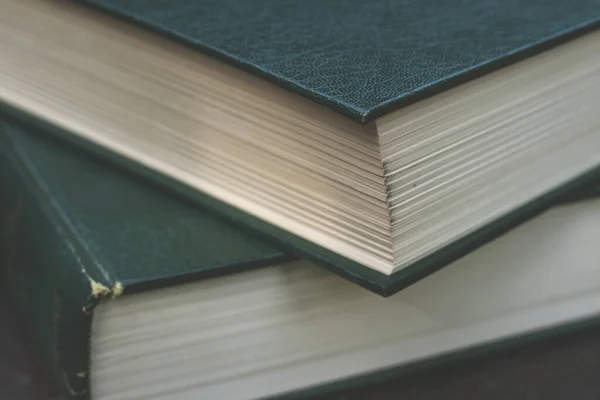 Oude Boeken Close Met Groene Leren Kaft — Stockfoto