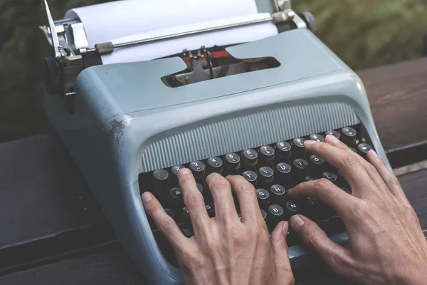 Ανδρικά Χέρια Που Γράφουν Μια Παλιά Μπλε Γραφομηχανή — Φωτογραφία Αρχείου