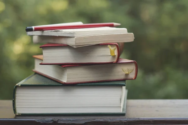 Stapel Oude Boeken Notitieblok Potlood Een Houten Tuintafel — Stockfoto