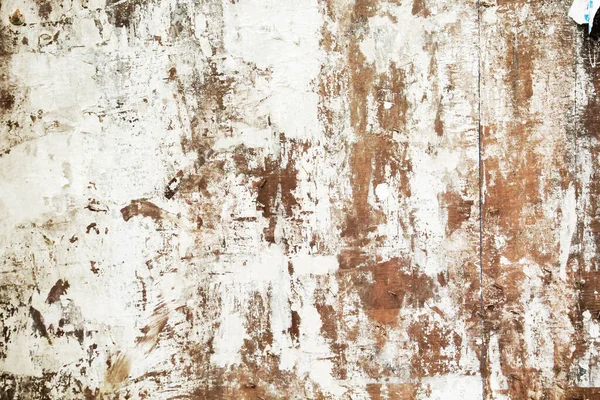 Üzerinde Kağıt Kalıntıları Olan Eski Pis Bir Pano Duvarı — Stok fotoğraf