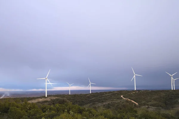 風力タービンと嵐の風景 — ストック写真