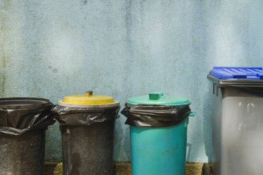 Farklı renklerde çöp kutularının geri dönüşümü 