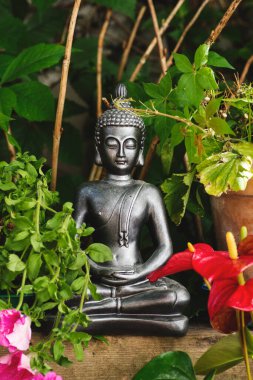 Bahçedeki çiçekli Gautama Buddha dekoratif heykeli 