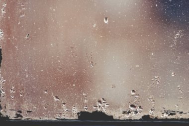 Su buharı ile kirli cam damlaları 