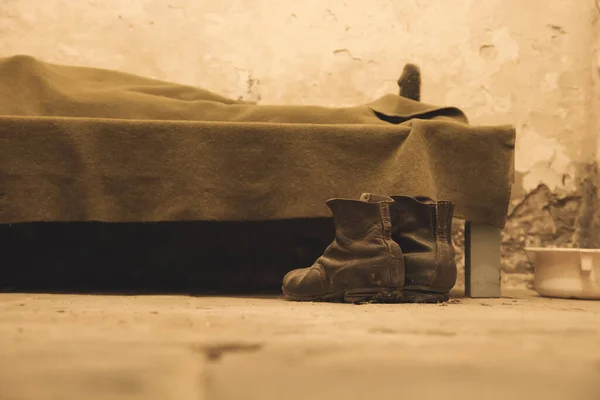 Ένα Ζευγάρι Μπότες Δίπλα Ένα Κρεβάτι — Φωτογραφία Αρχείου