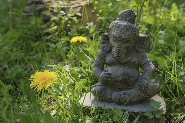 Ganesh Stenen Standbeeld Het Gras — Stockfoto