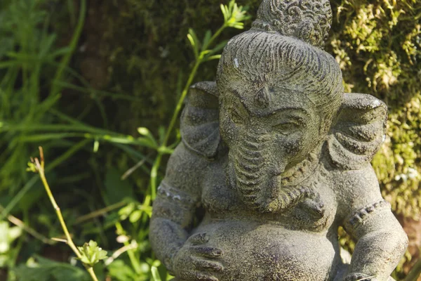 Estatua Piedra Ganesh Aire Libre Decoración Entre Vegetación — Foto de Stock