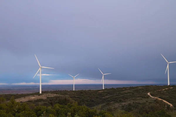 再生可能エネルギーのクリーン化を実現する風力タービン — ストック写真