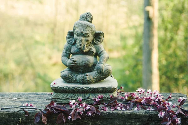 Señor Ganesh Estatua Piedra Decorativa Con Flores — Foto de Stock