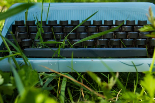 Oude Blauwe Typemachine Het Gras — Stockfoto