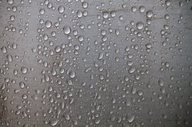 Metal yüzeyde su damlaları